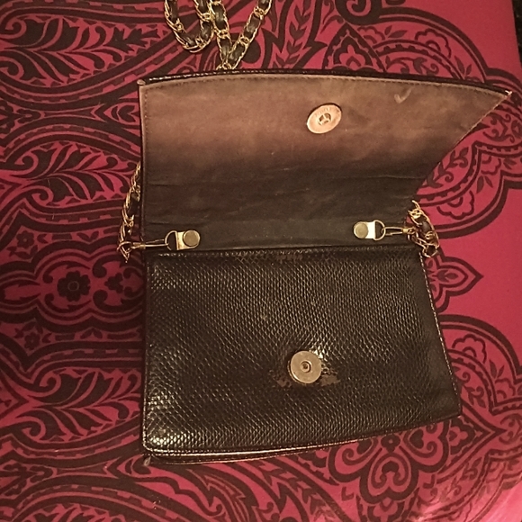 VTG BLACK CROSSBODY BAG W/ METAL EMBLEM & MIXED CHAIN - Picture 7 of 9